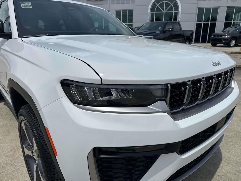 New 2026 Bright White Clear-Coat Exterior Paint Jeep Limited image 3