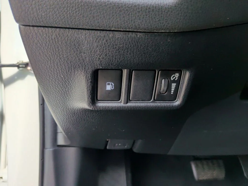 Used 2020 White Toyota LE image 16