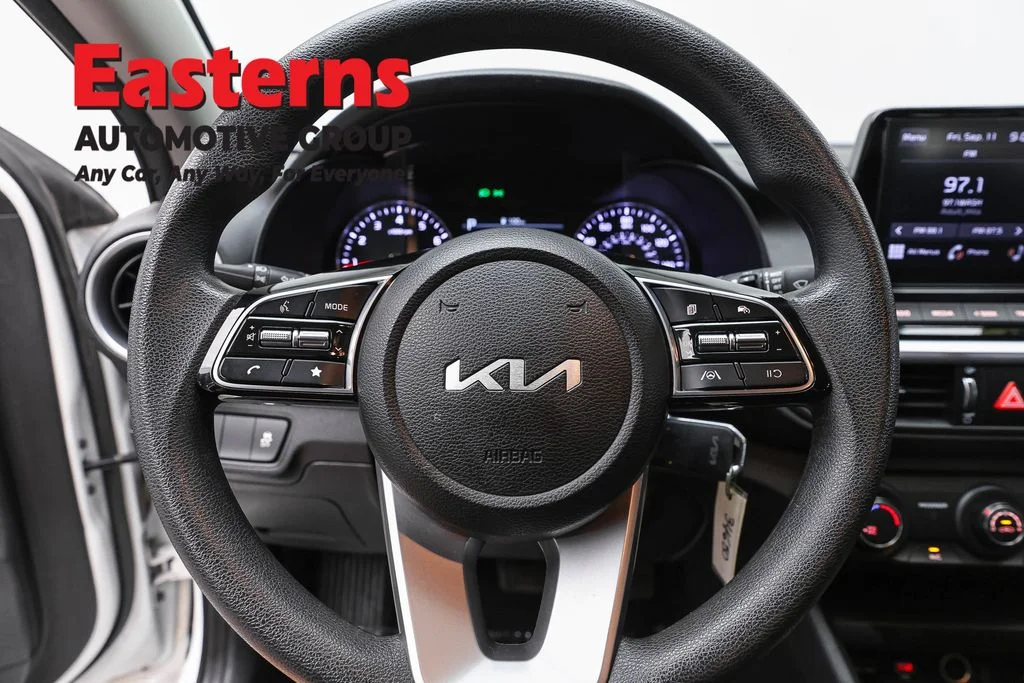Used 2023 White Kia LXS image 10