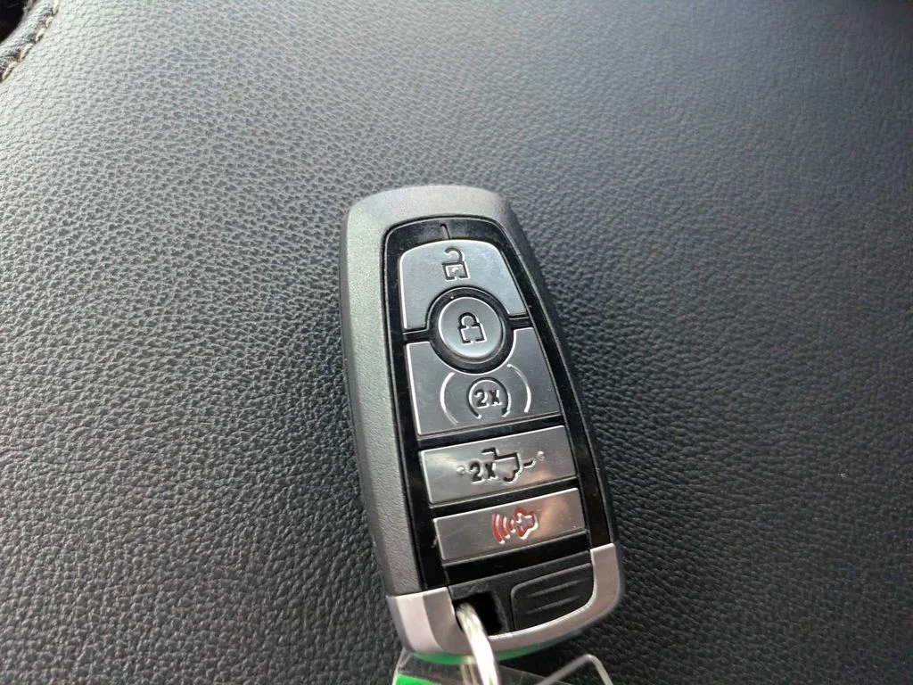 Used 2022 White Ford Lariat image 29