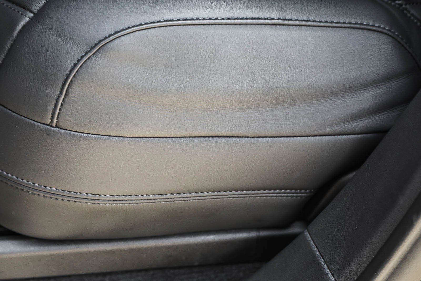 Used 2025 Santorini Black Metallic Land Rover SE image 18