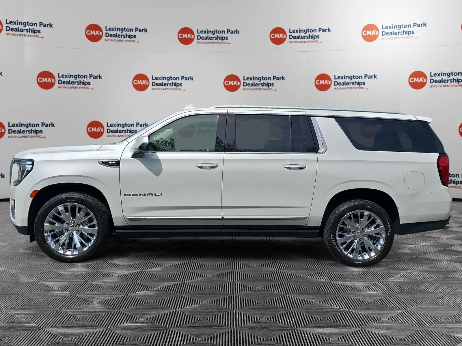 Used 2021 White Frost Tricoat GMC Denali image 4