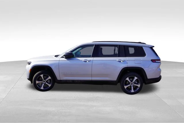 New 2026 Silver Zynith Exterior Paint Jeep Limited image 6