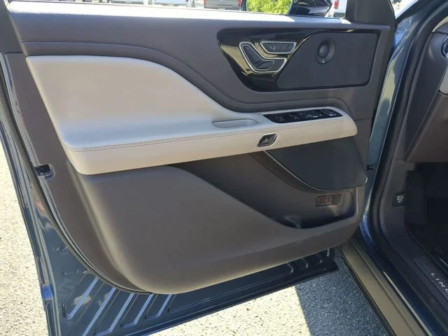 Used 2020 Blue Lincoln Reserve image 12