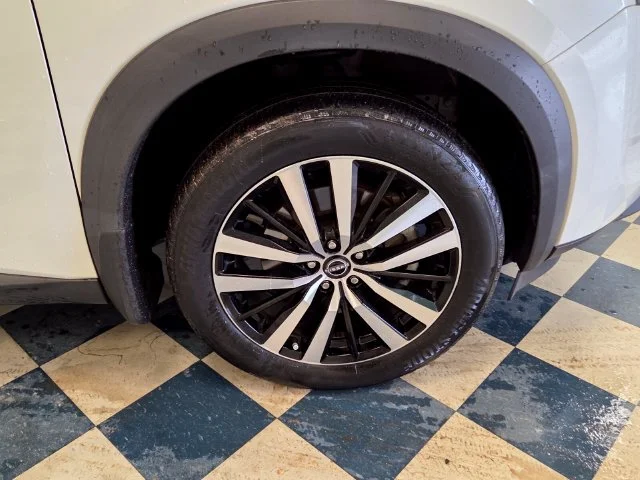 Used 2024 White Nissan Platinum image 11