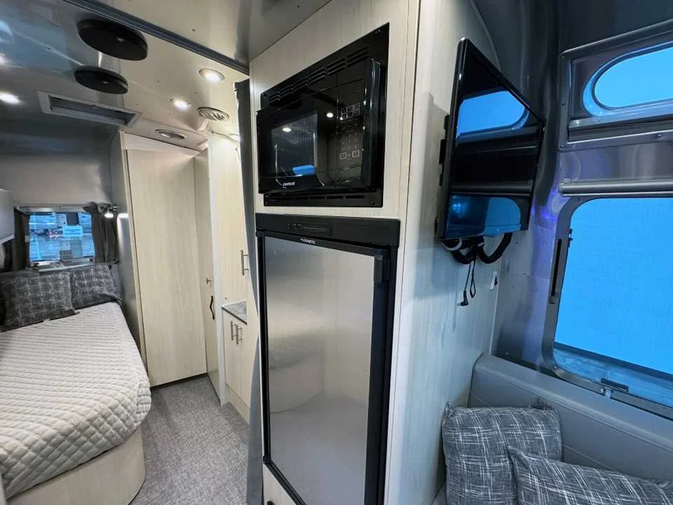 Used 2021 SILVER AIRSTREAM  image 13