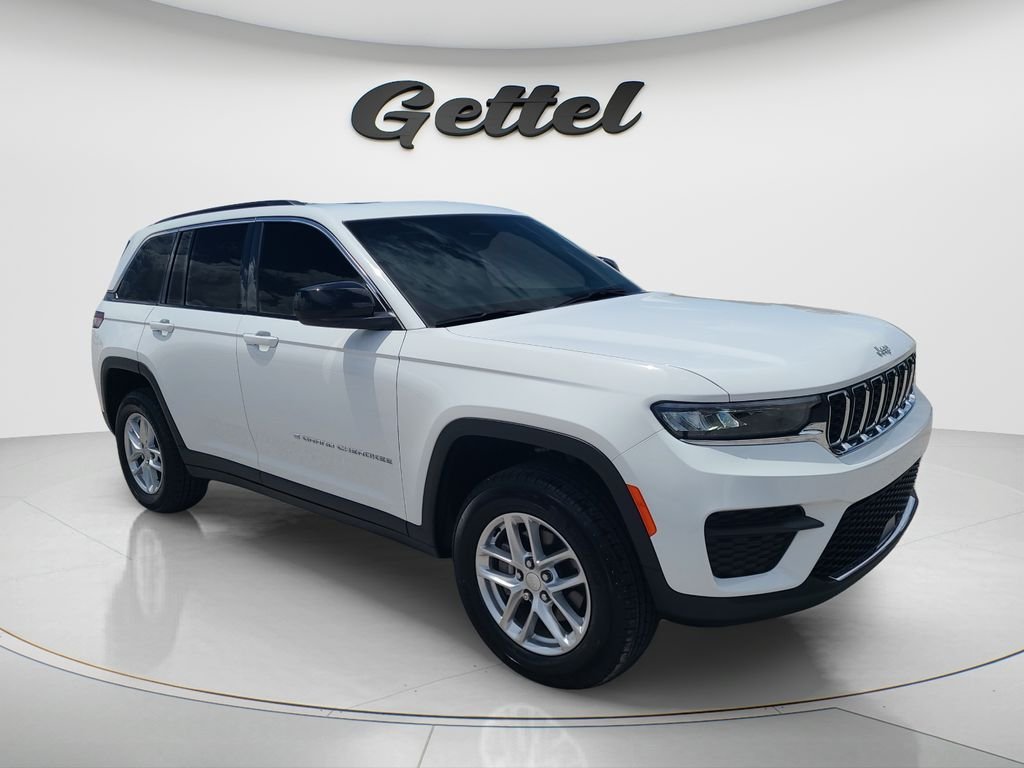 Used 2025 White Jeep Laredo X image 3