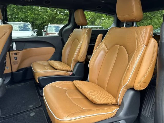 Used 2022 Black Chrysler Pinnacle image 15