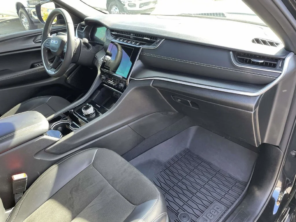 Used 2023 Black Jeep Altitude image 14