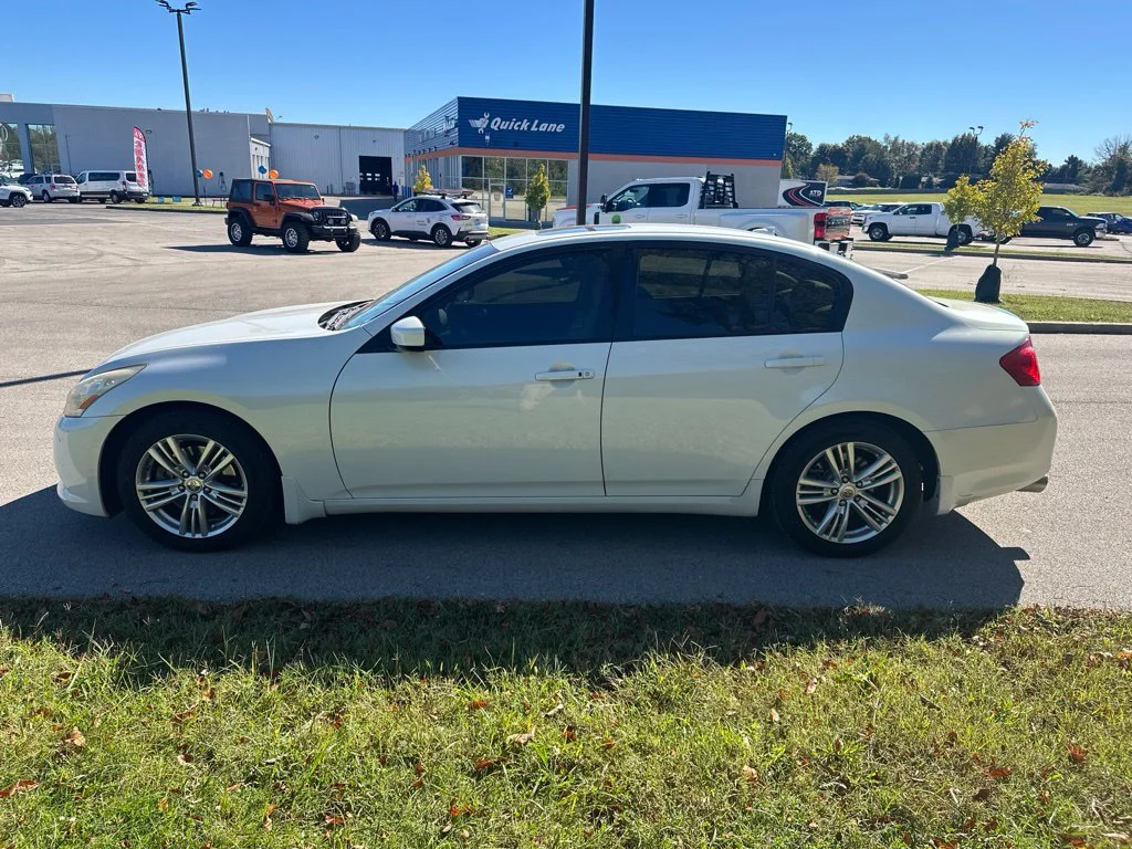 Used 2010 Moonlight White INFINITI Journey image 8