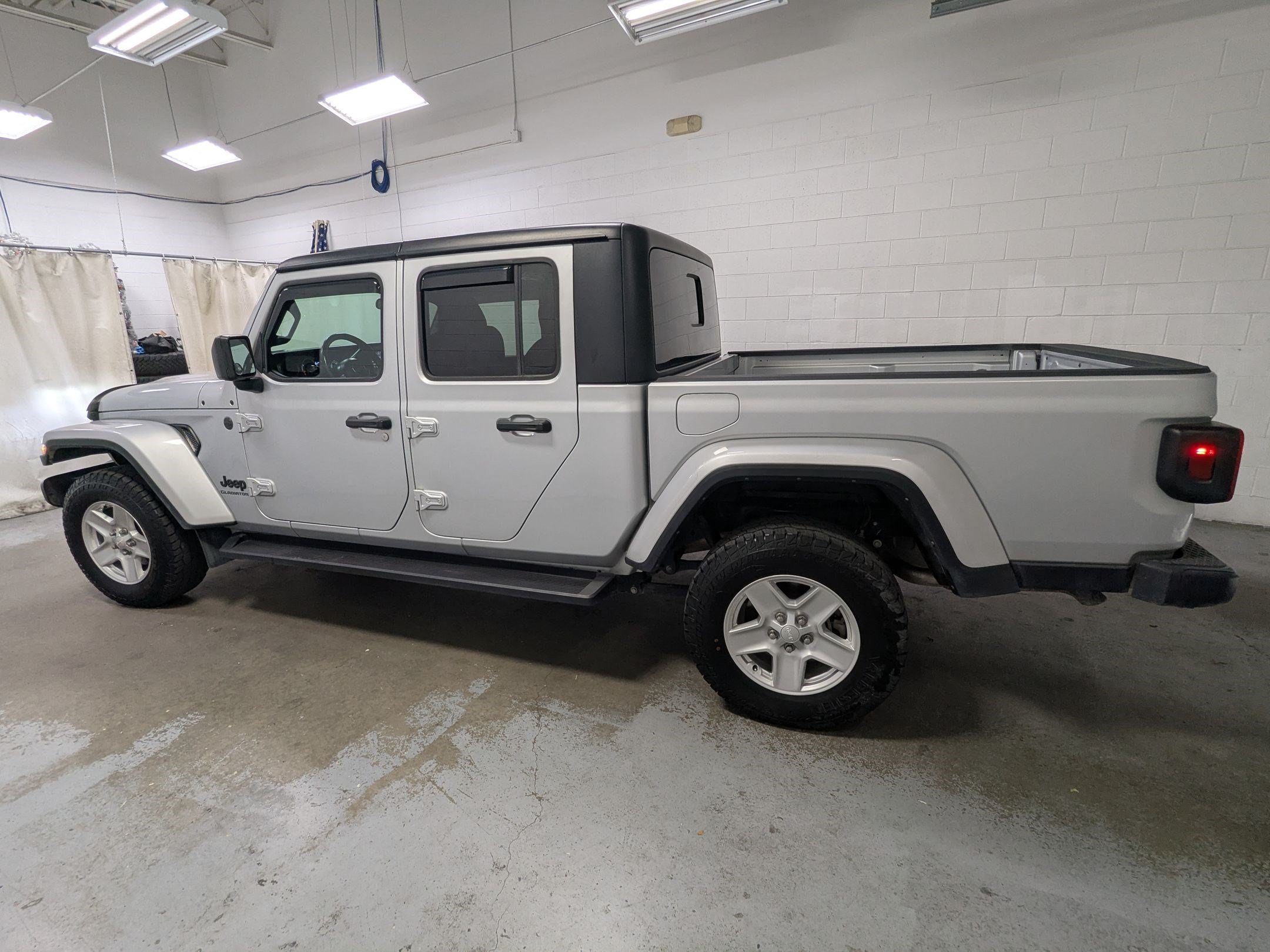 Used 2022 Silver Zynith Clearcoat Jeep Sport S image 8