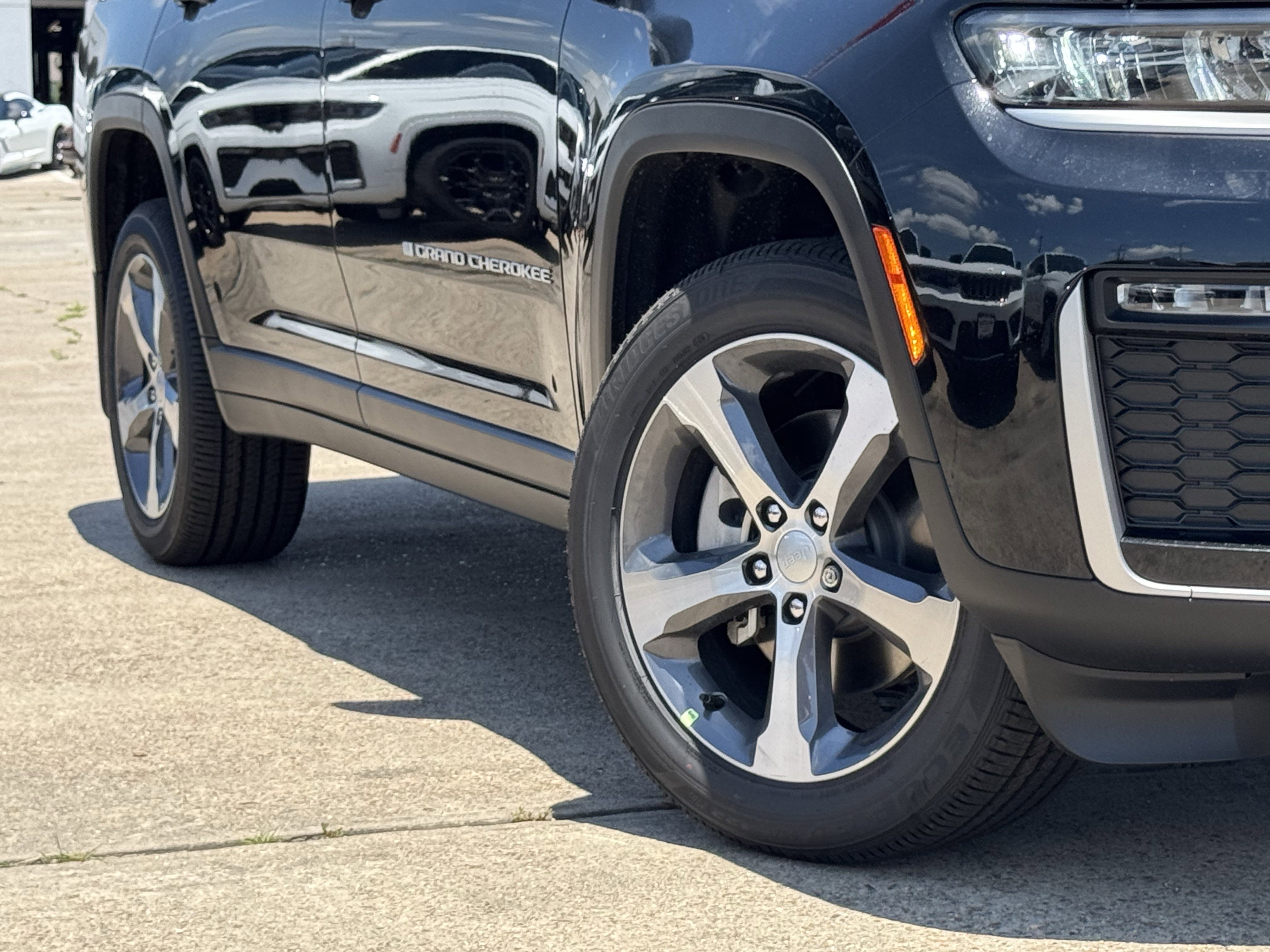 New 2026 Diamond Black Crystal Pearl-Coat Exterior Paint Jeep Limited image 11