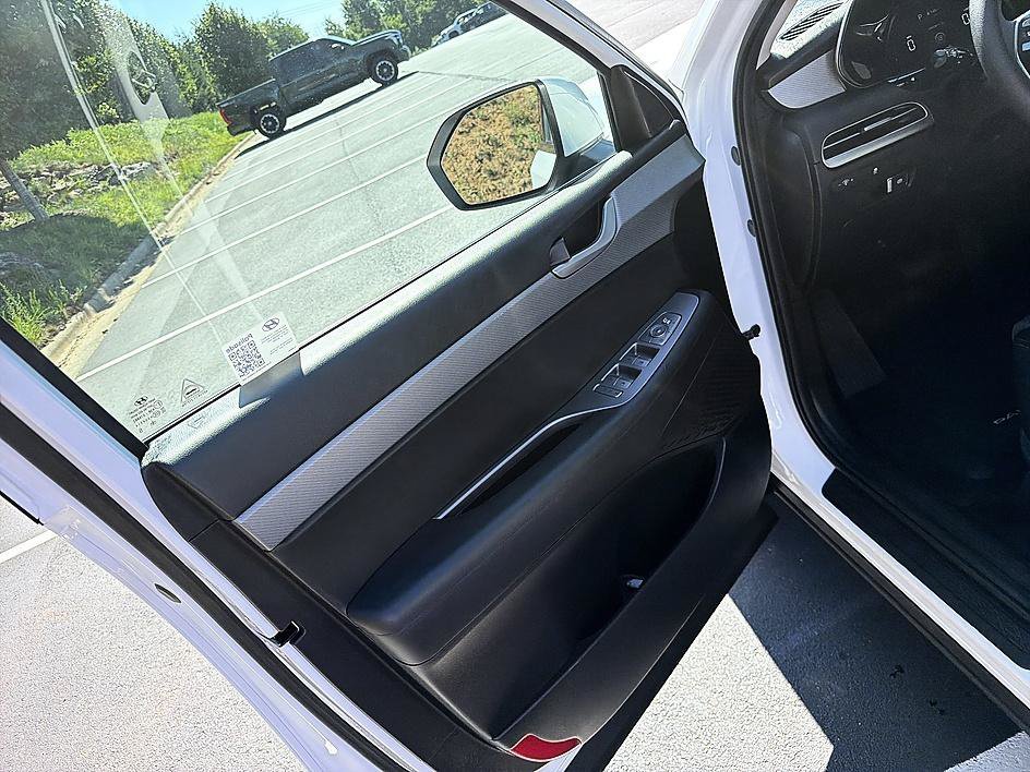 Used 2025 Hyper White Hyundai SE image 10