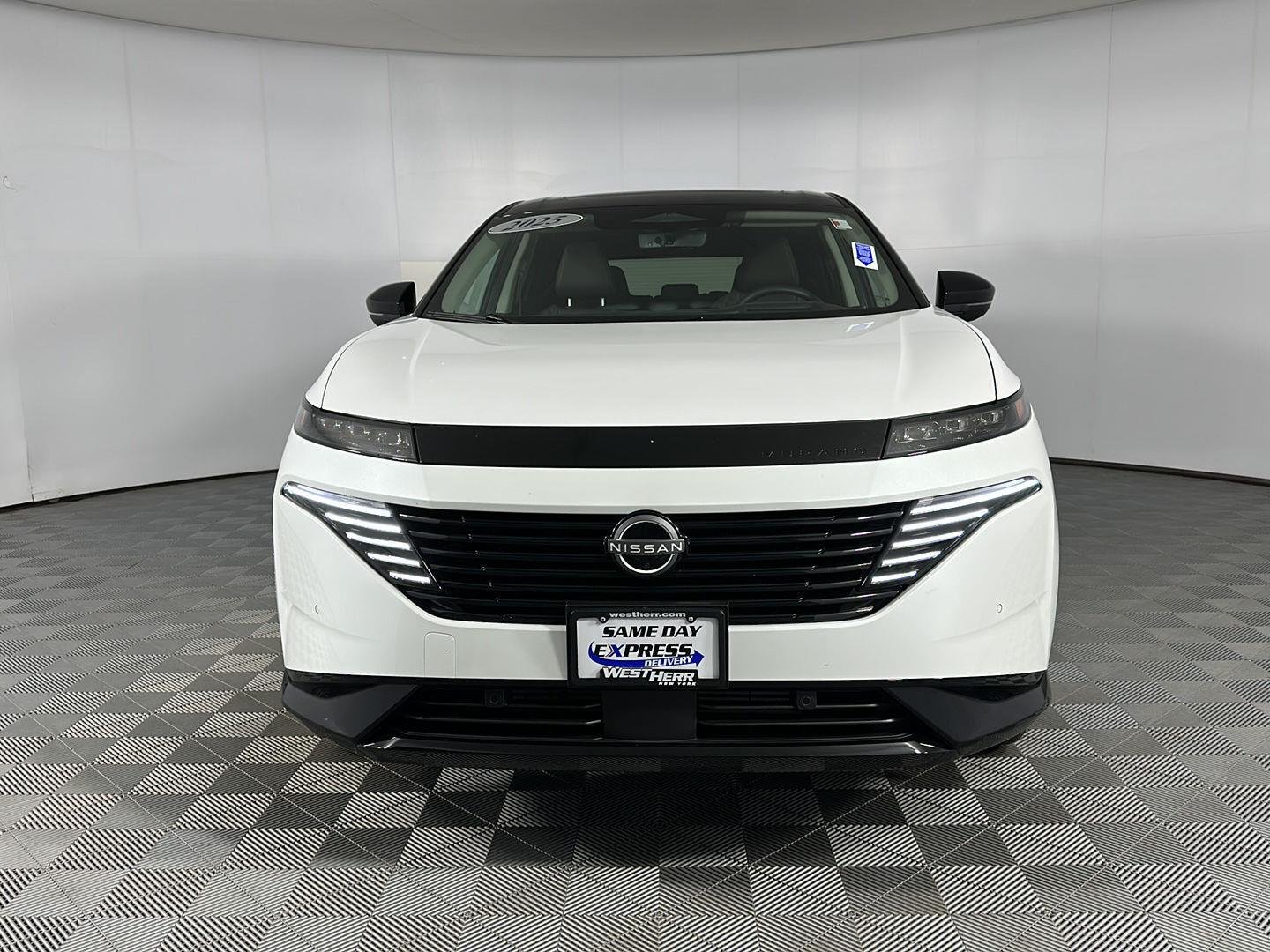 Used 2025 Everest White Pearl Tricoat/Super Black Nissan Platinum image 4