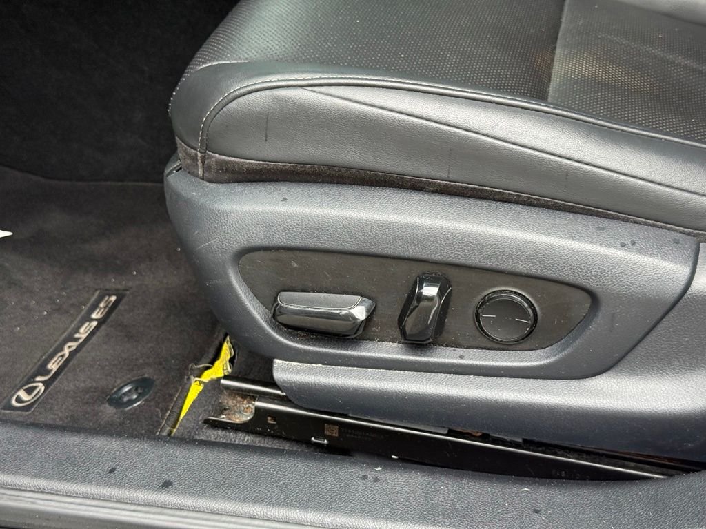Used 2019 White Lexus 350 image 21