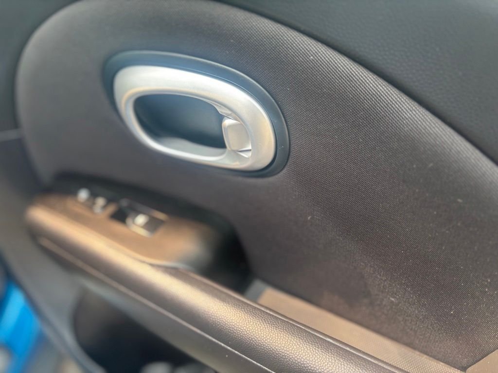 Used 2016 Blue Kia Plus image 9