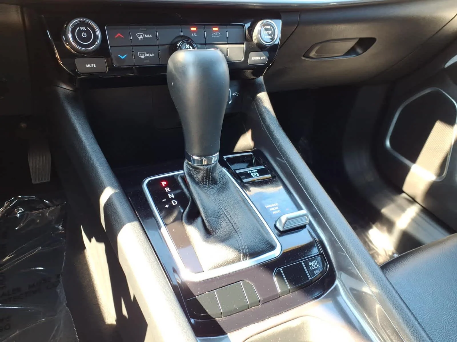 Certified Used 2023 Diamond Black Crystal Pearlcoat Jeep Latitude image 24