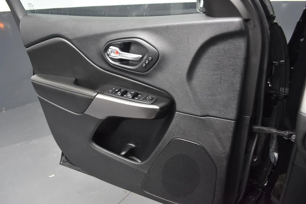 Used 2019 Black Jeep Overland image 11