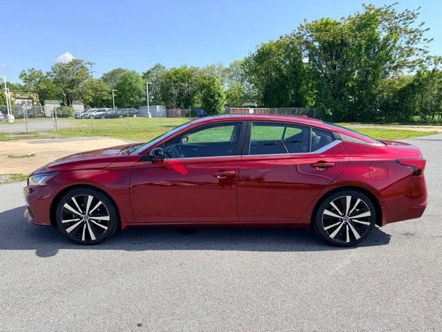 Used 2021 Scarlet Nissan 2.5 SR image 3