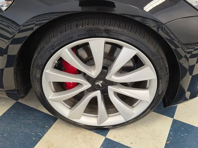 Used 2018  Tesla Long Range image 9