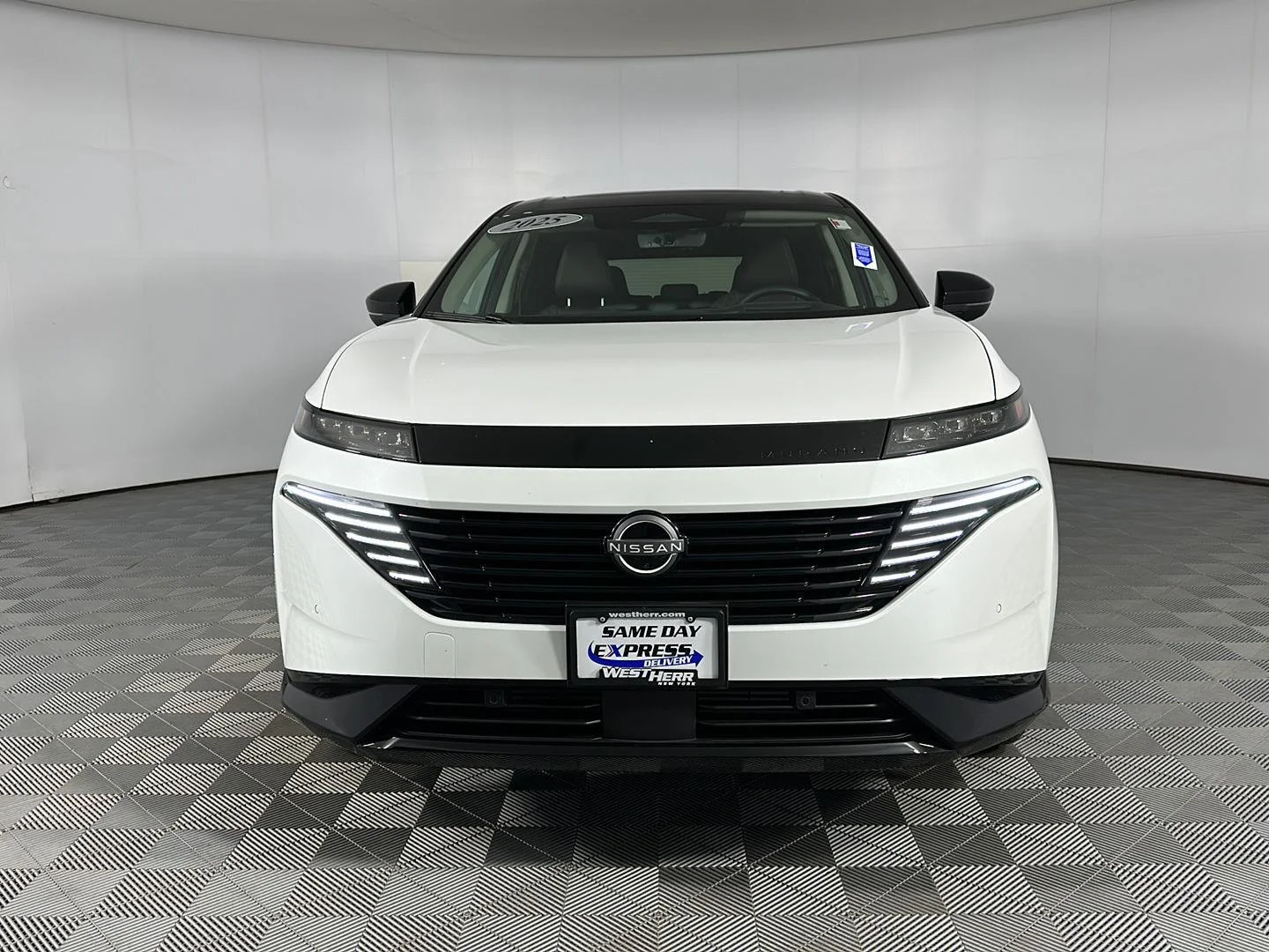 Used 2025 Everest White Pearl Tricoat/Super Black Nissan Platinum image 4