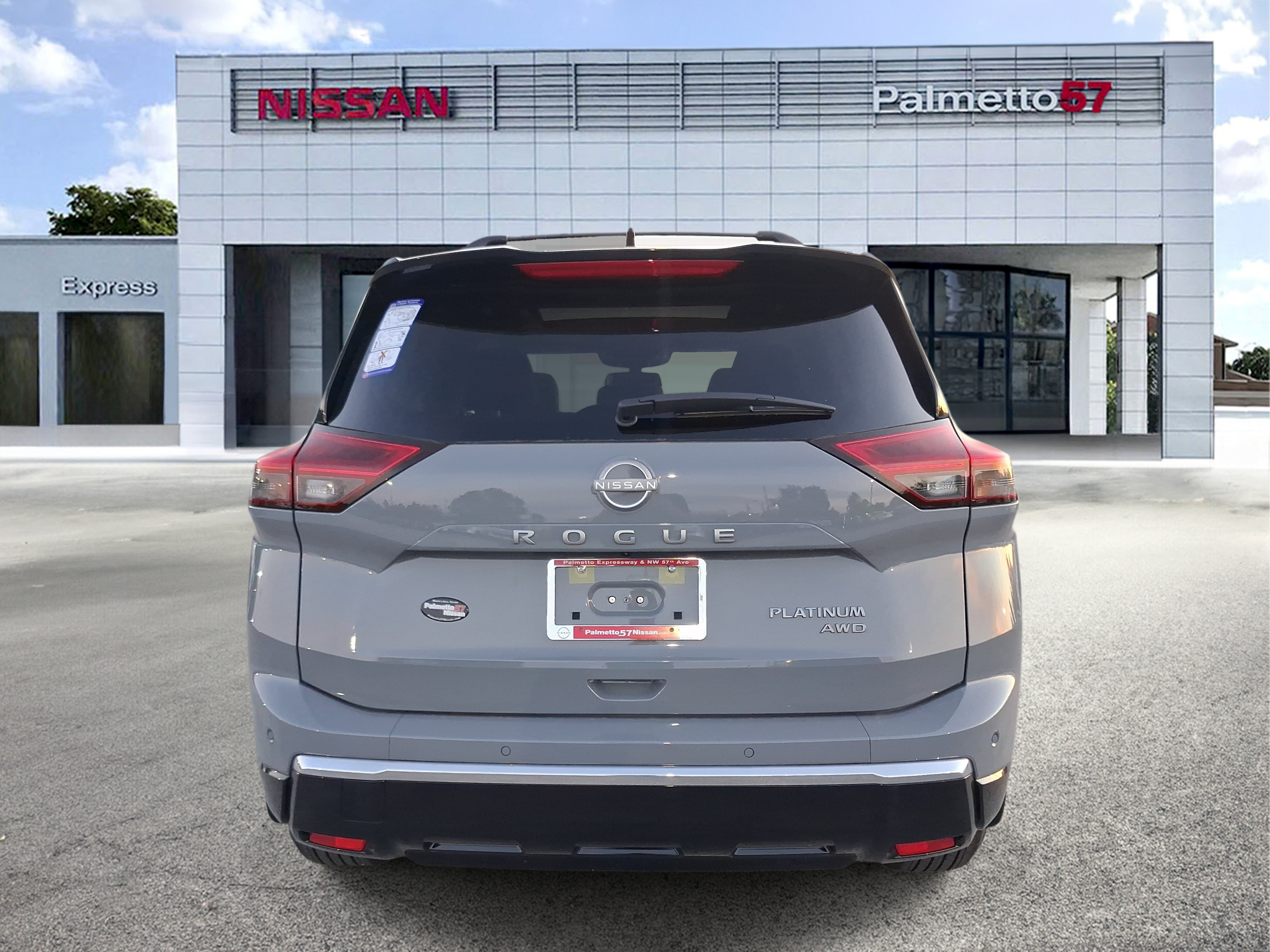 New 2026 Boulder Gray Pearl / Super Black Two-tone Nissan Platinum image 4