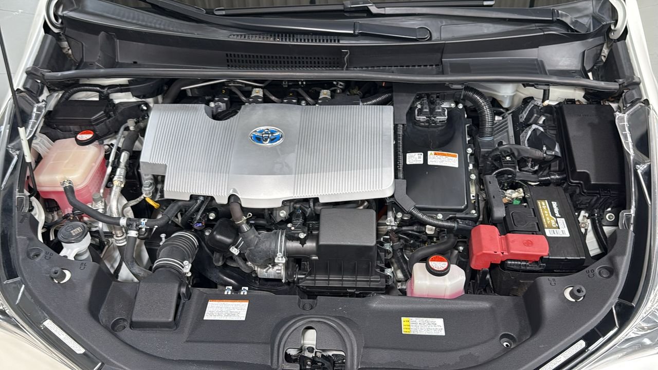 Used 2016 White Toyota Four image 25