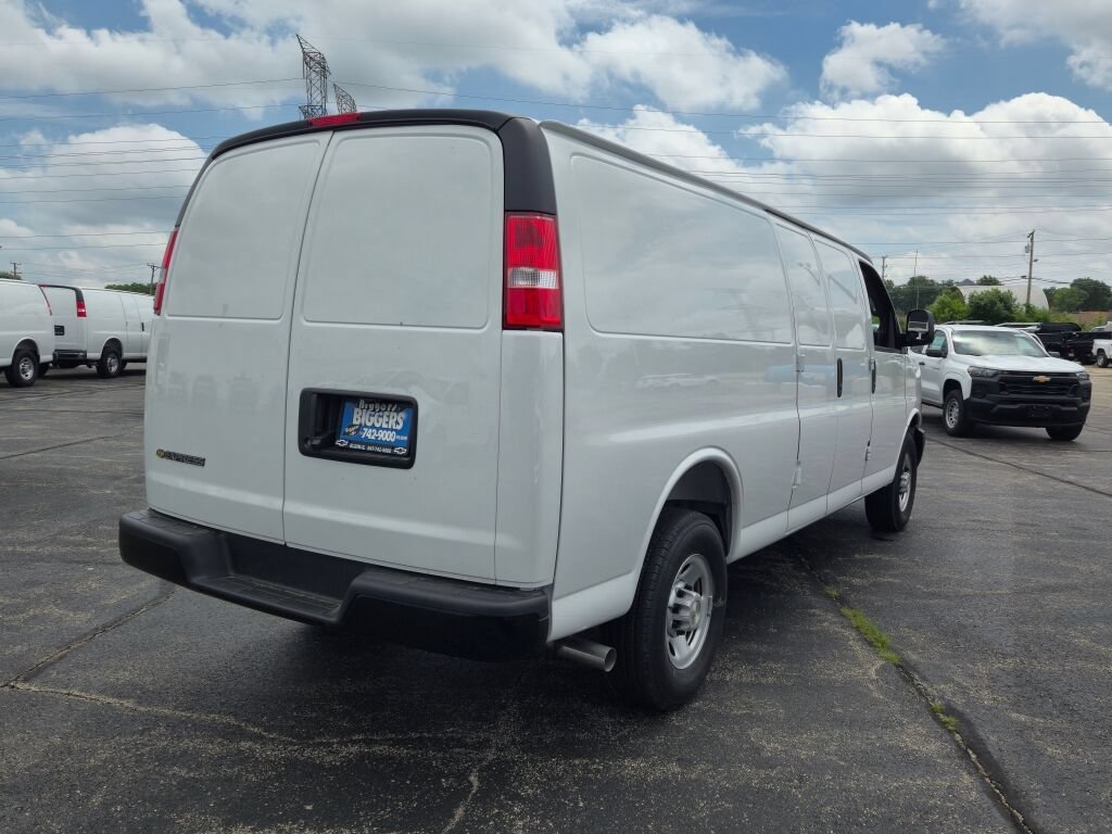 New 2026 Summit White Chevrolet WT image 10