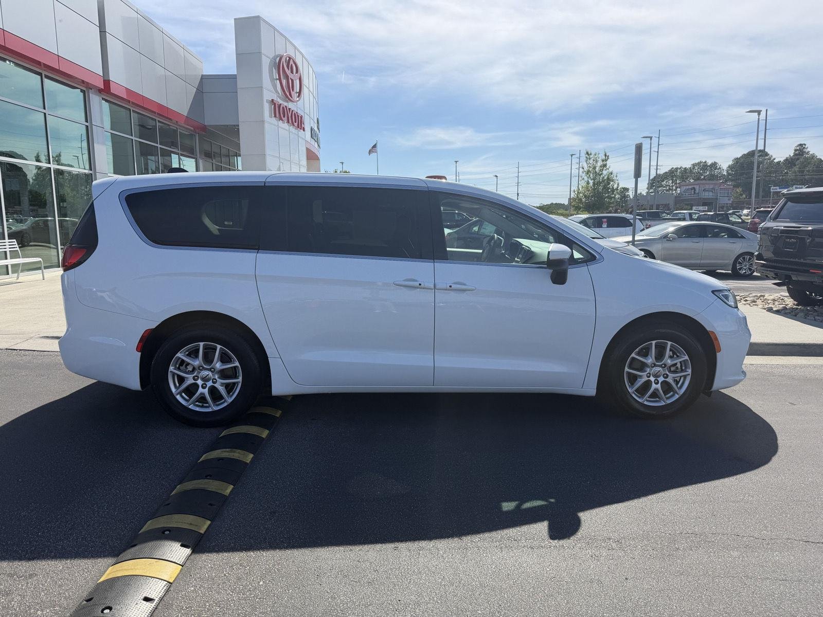 Used 2023 Bright White Clearcoat Chrysler Touring L image 8