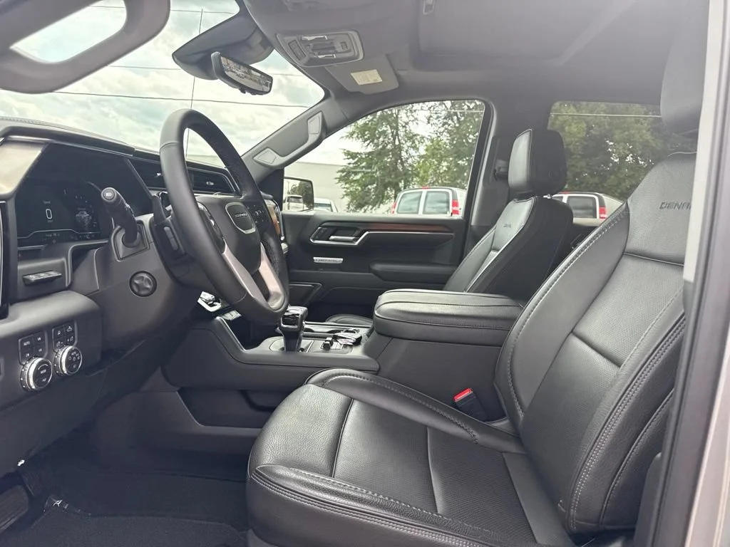 Used 2025 Sterling Metallic GMC Denali image 9