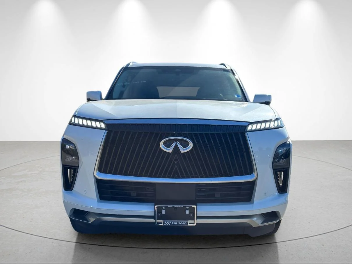 Certified Used 2025 Radiant White INFINITI LUXE image 8