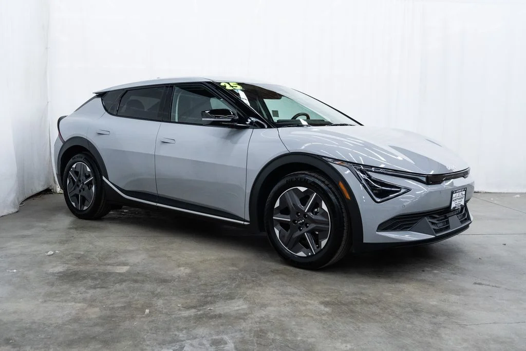 2025 Kia EV6 Light L/R's photo
