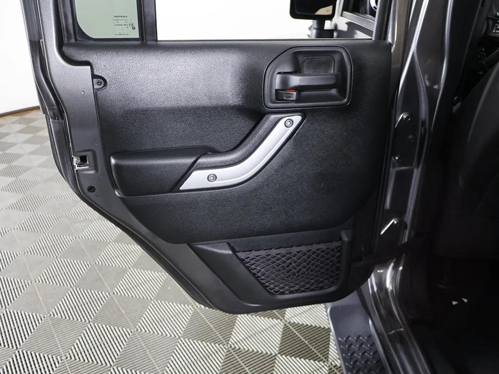 Used 2018 Crystal Metallic Jeep Unlimited Sahara image 19