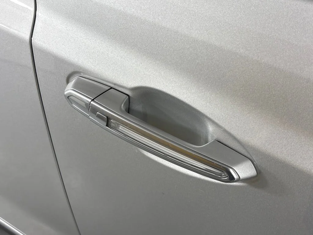 Used 2018 Silver Cadillac Premium Luxury image 15