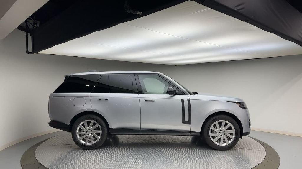Used 2024 Hakuba Silver Metallic Land Rover SE image 9