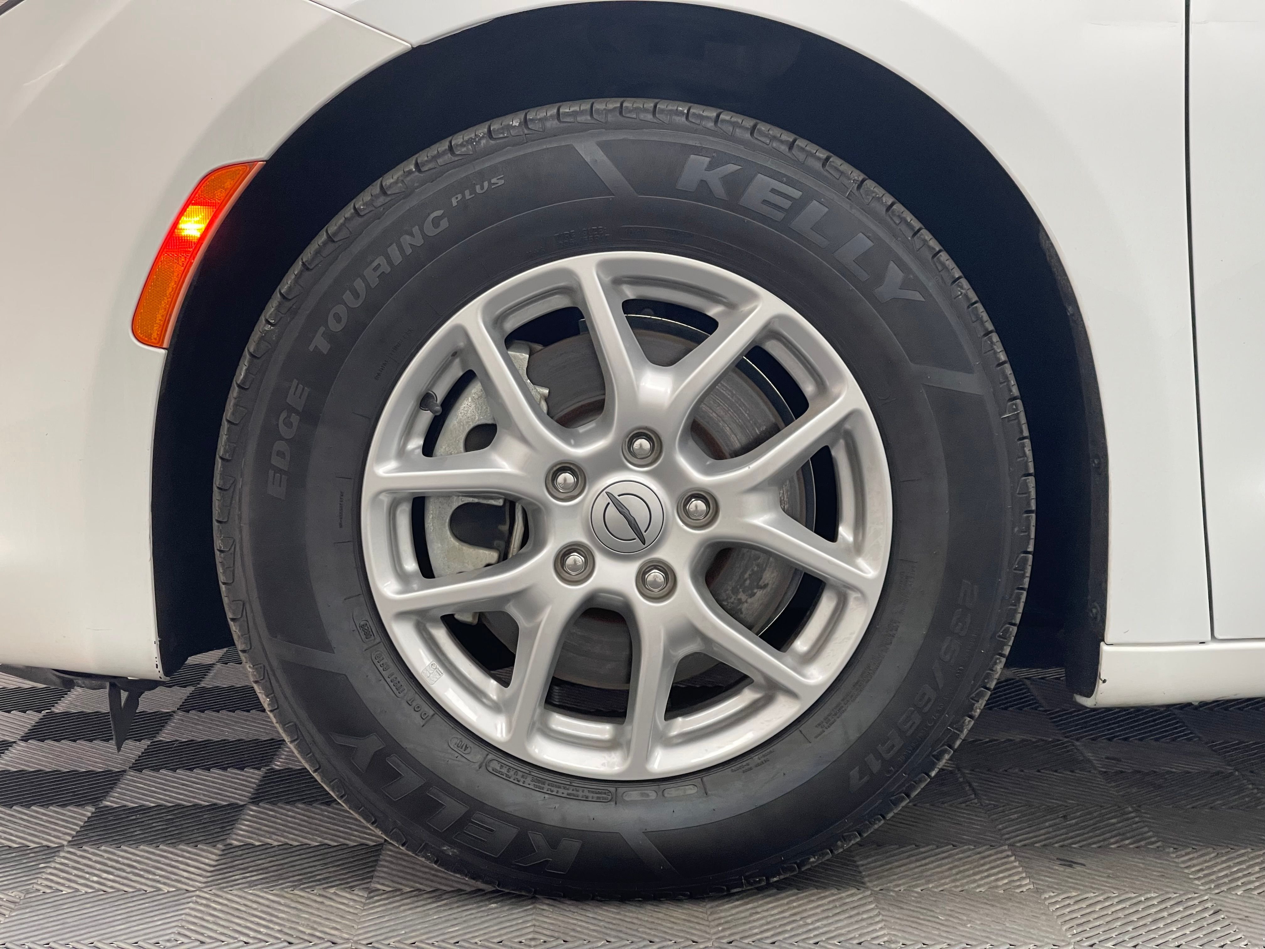 Used 2022 Bright White Clearcoat Chrysler LX image 15