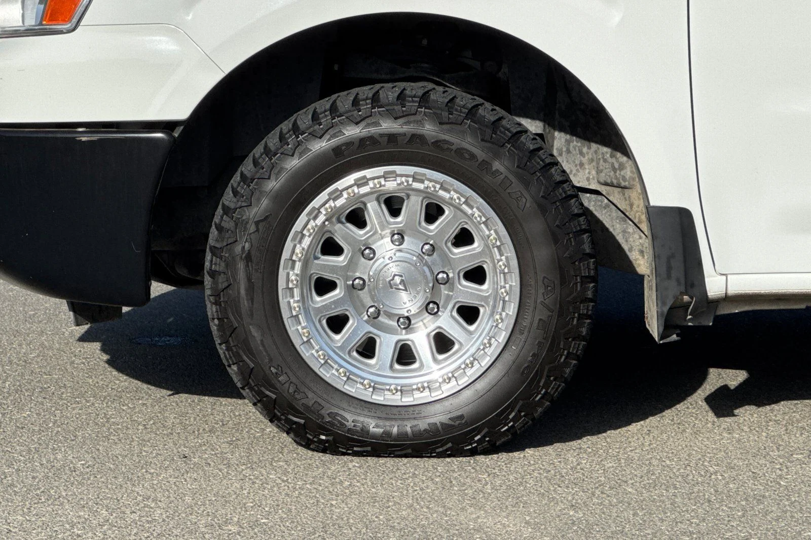 Used 2020 Glacier White Nissan S image 28