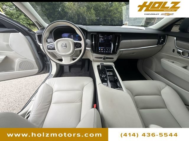 Used 2025 Gray Volvo Plus, B6 AWD Gas (mild hybrid) image 21