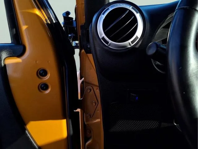 Used 2014  Jeep Sahara image 13