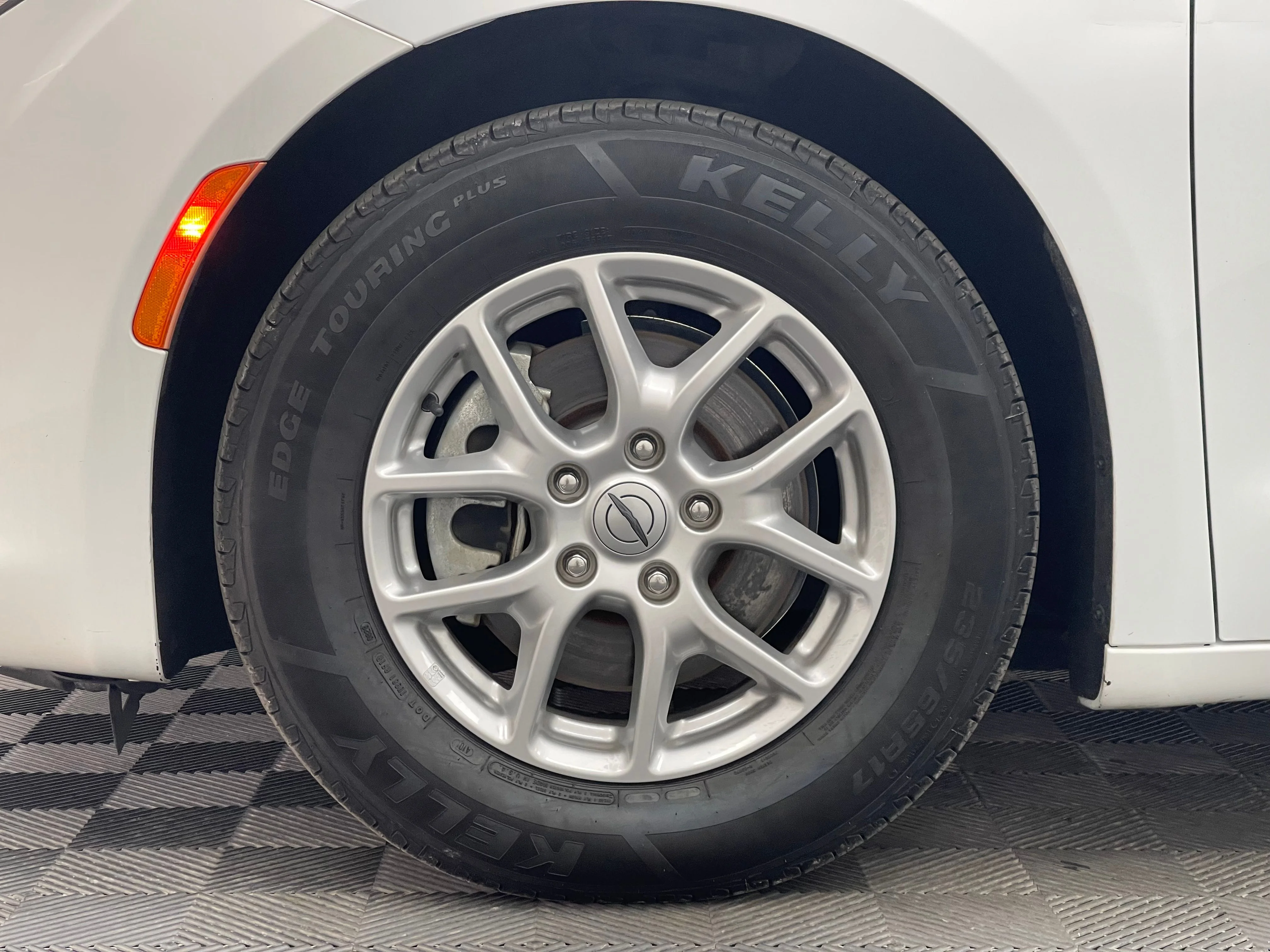 Used 2022 Bright White Clearcoat Chrysler LX image 15