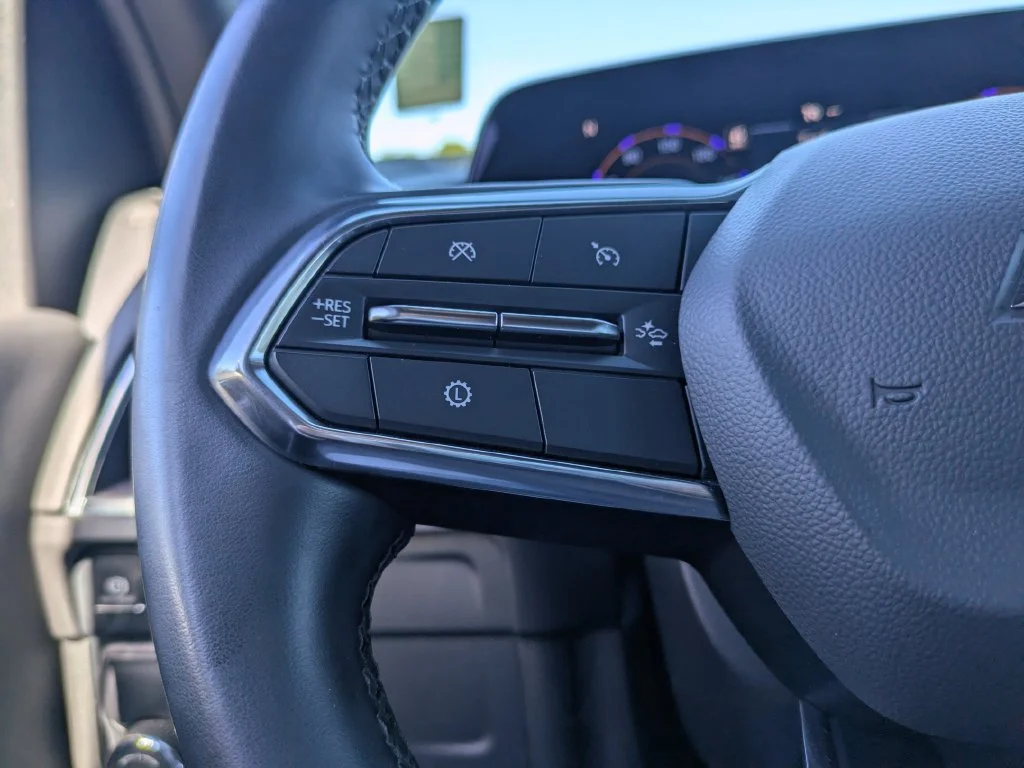 Used 2025 White Chevrolet LT image 28
