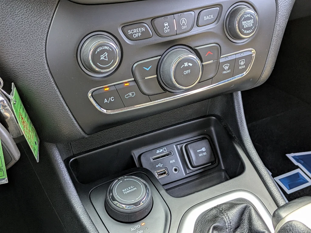 Used 2015 Brilliant Black Crystal Pearlcoat Jeep Latitude image 15