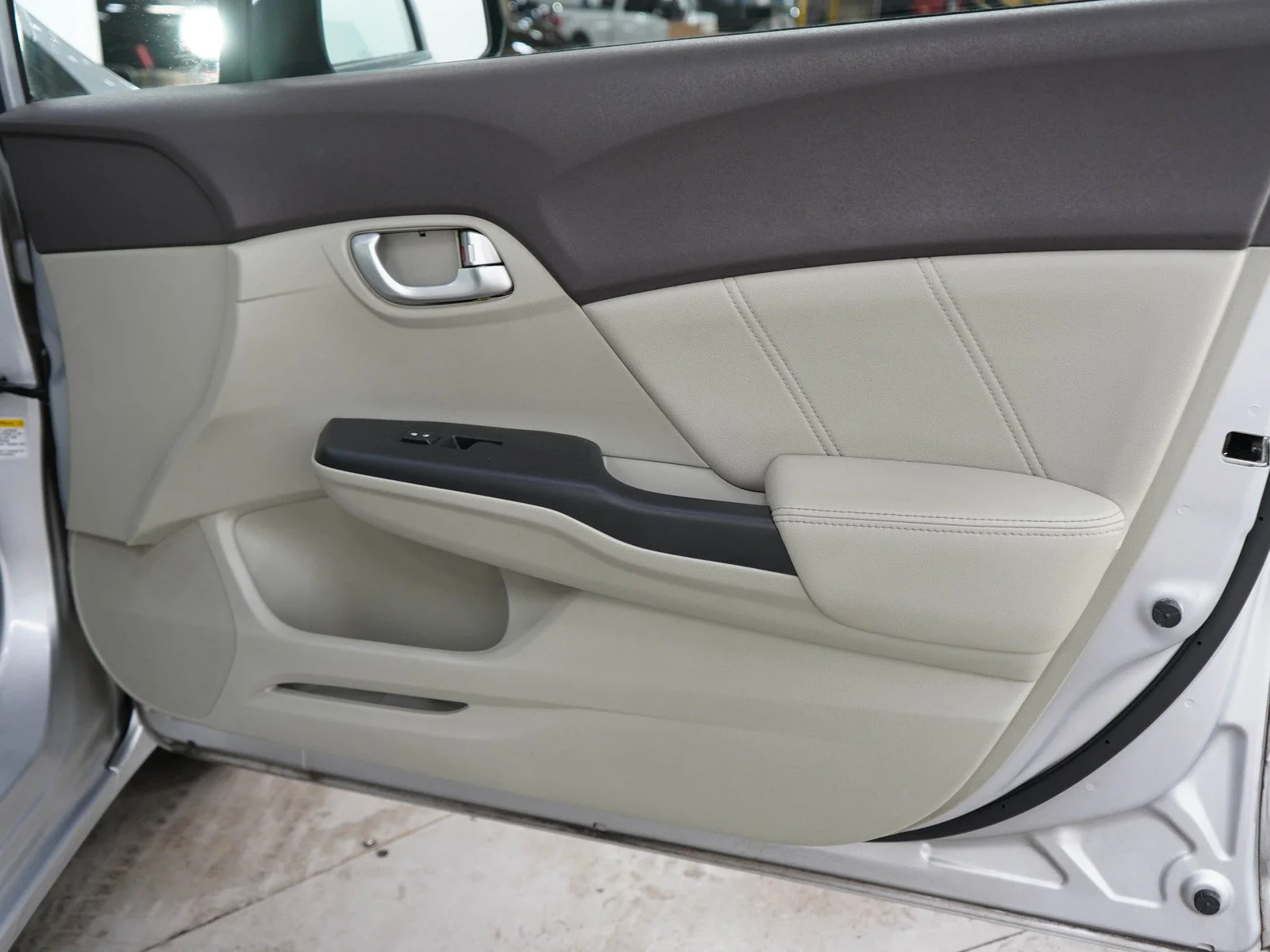 Used 2012 Alabaster Silver Metallic Honda EX-L SEDAN image 9