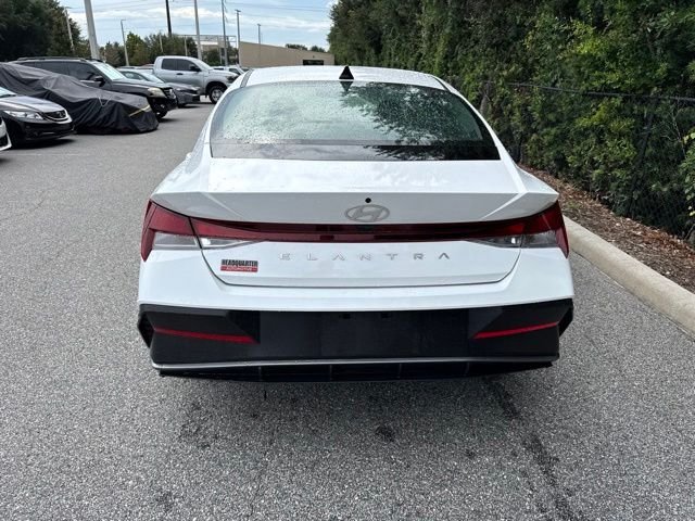 Used 2025 White Hyundai SE image 4