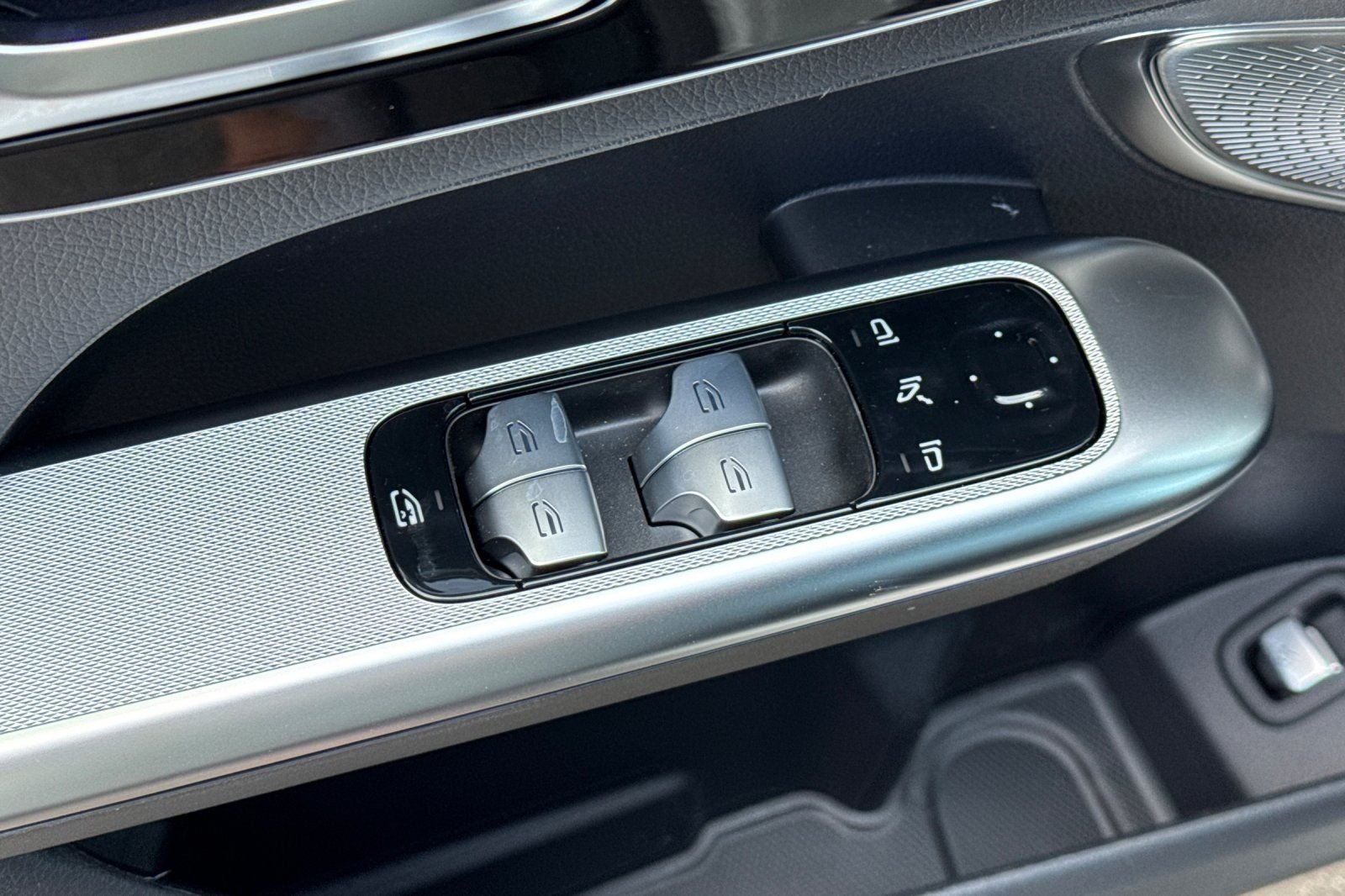 New 2026 MANUFAKTUR Alpine Grey Mercedes-Benz GLC 300 image 25