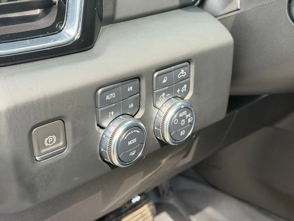 Used 2023 White GMC Denali image 23