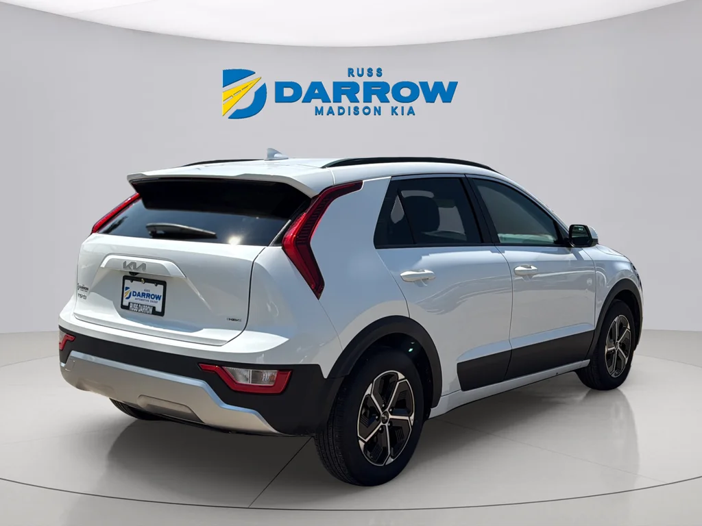 Used 2025 Snow White Pearl Kia LX image 5