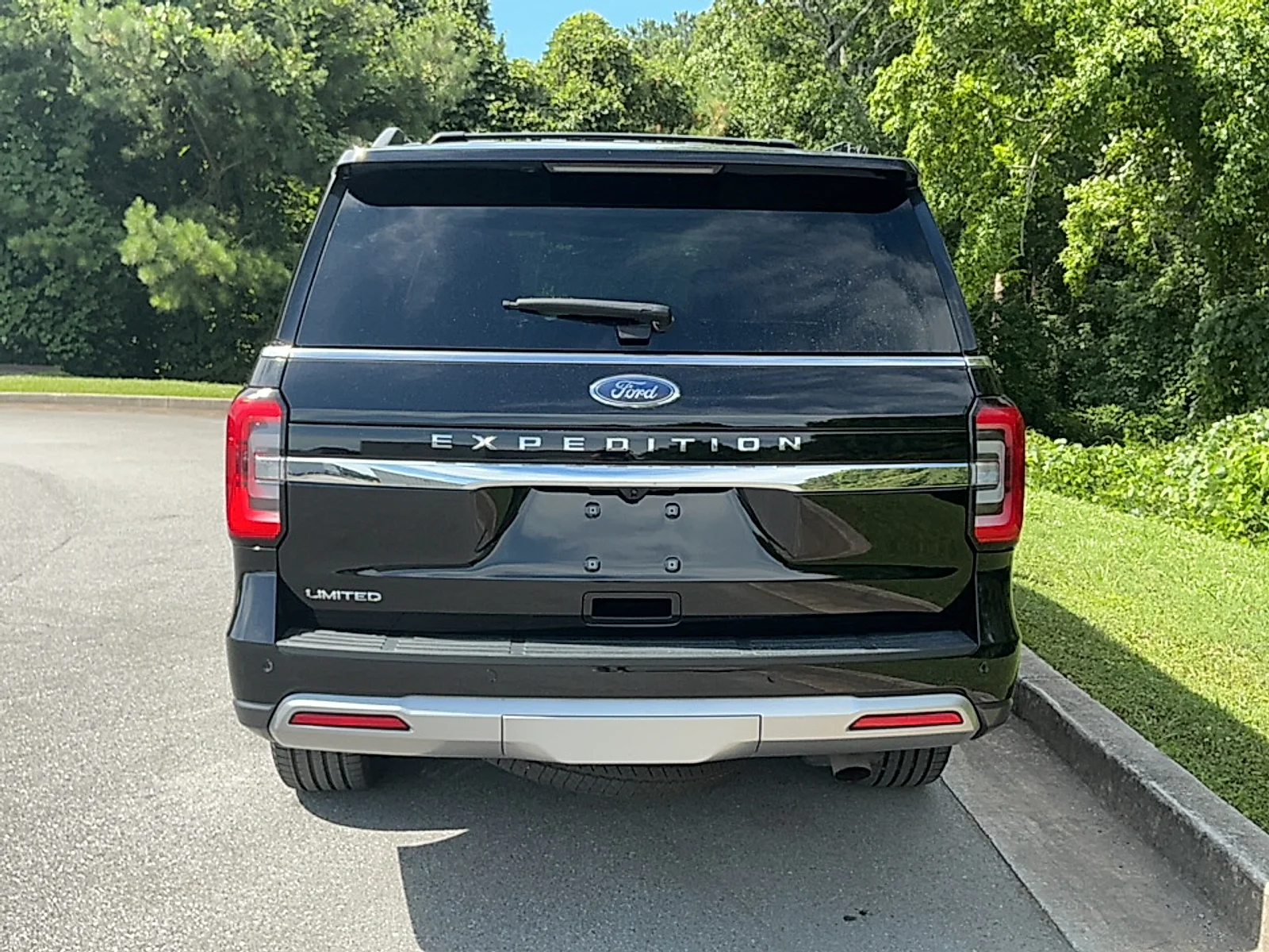Used 2024  Ford Limited image 18