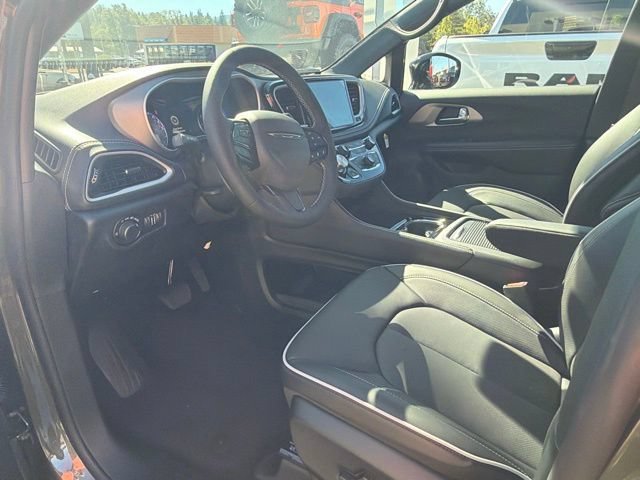 New 2027 Olive Green Pearl-Coat Exterior Paint Chrysler Limited image 18