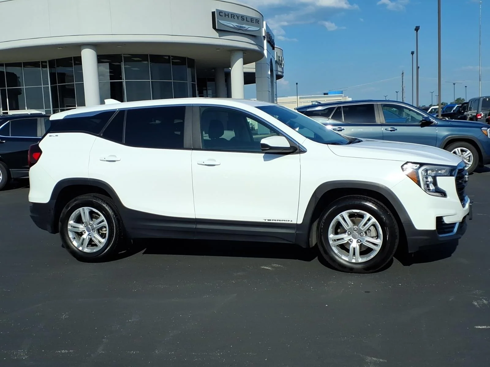 Used 2024 Summit White GMC SLE image 2